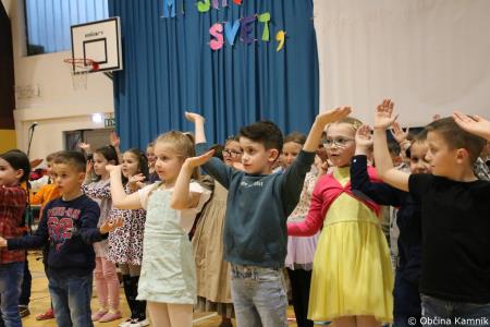 Otroci Osnovne šole Marije Vere Mi smo svet, mi smo otroci (31)